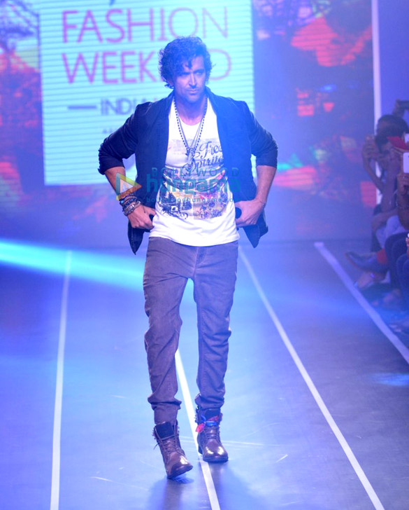 hrithik roshan walks for hrx at myntra fashion weekend 2014 finale 6