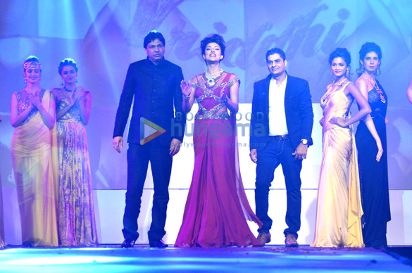 sushmita sen shraddha kapoor huma qureshi at ibja awards and fashion showcase 2