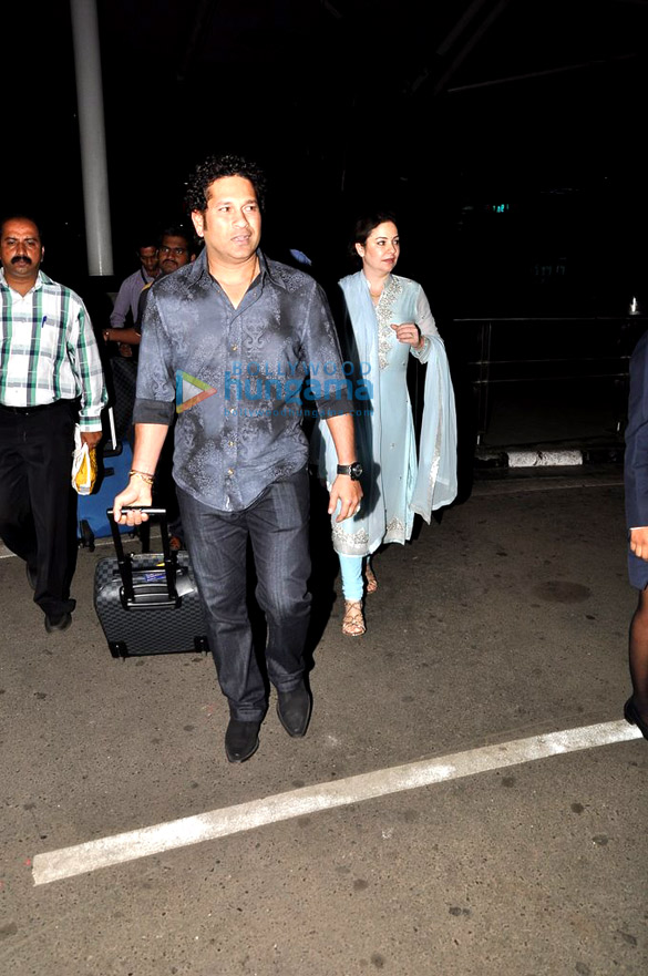 sachin tendulkar snapped with his wife at the airport 2
