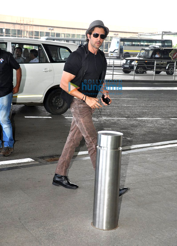 hrithik roshan and esha gupta snapped at international airport 6