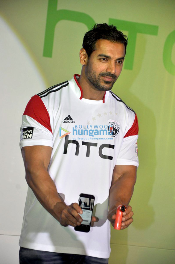 john abraham unveils new htc mobiles 5