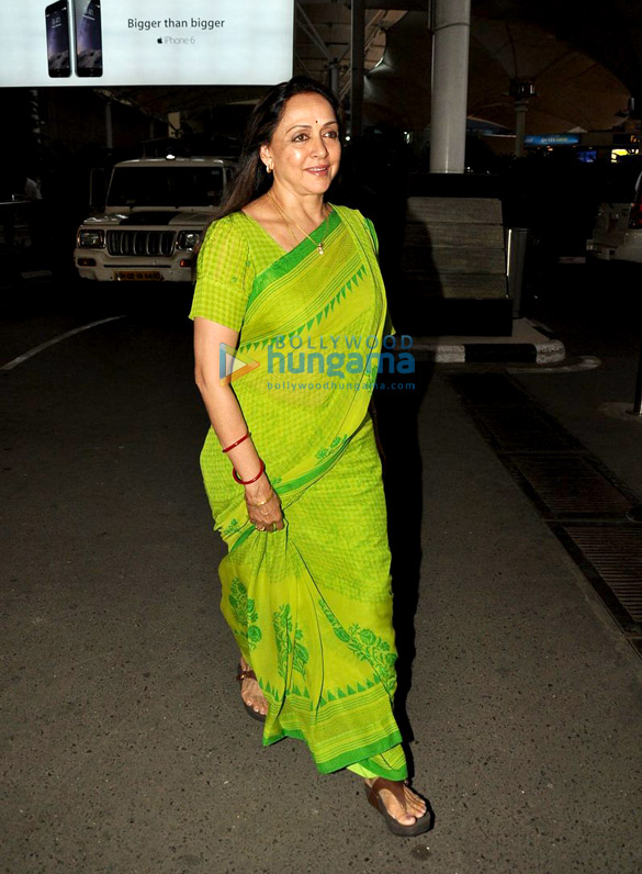 hema malini raveena tandon snapped at the airport 2