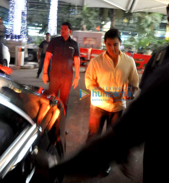 saif ali khan kareena kapoor khan aamir khan snapped while returning from delhi 7