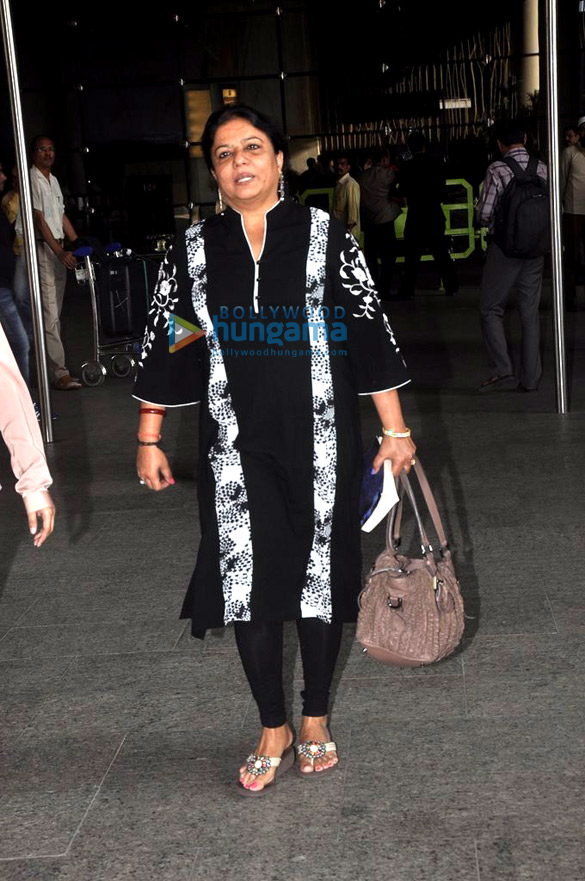 priyanka chopra elli avram snapped at the airport 7