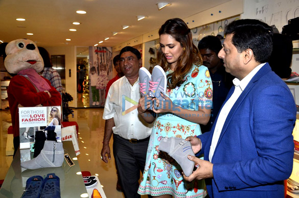 esha gupta inaugurates bata showroom at bandra hill road 5