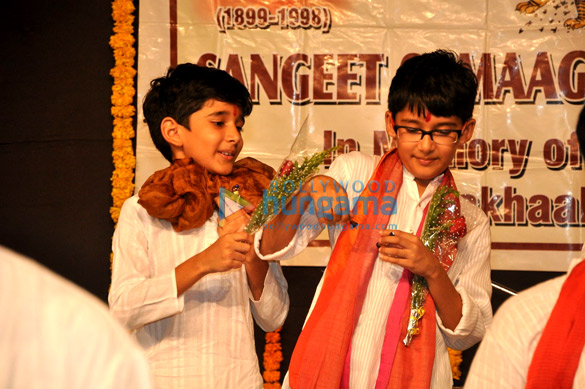 madhuri dixit snapped with kids 4