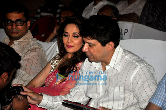 madhuri dixit snapped with kids 9