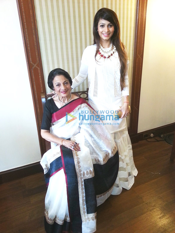 tanisha mukherjee and tanuja attend the 20th kolkata international film festival 3