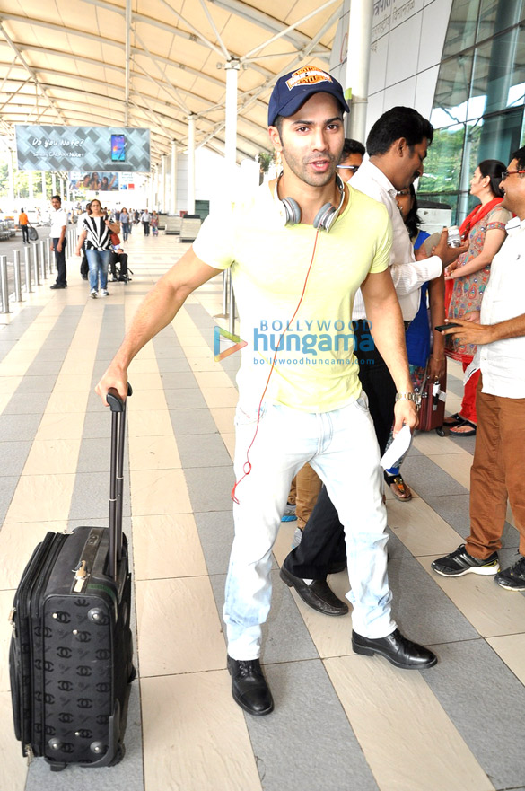 varun dhawan snapped at the domestic airport 10