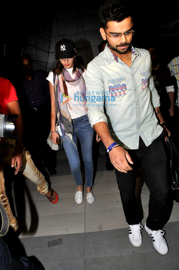 anushka sharma virat kohli snapped at the domestic airport 6