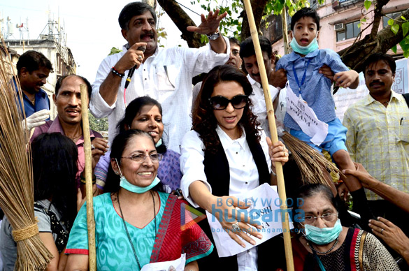 juhi chawla at cleanliness drive 4