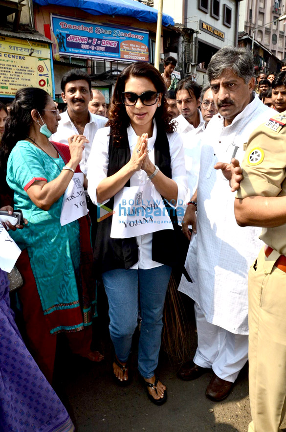 juhi chawla at cleanliness drive 6