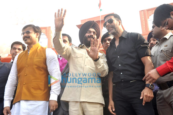 akshay kumar vivek oberoi grace shapath samaroh to commemorate the 2611 martyrs on the occasion of vijay diwas 3