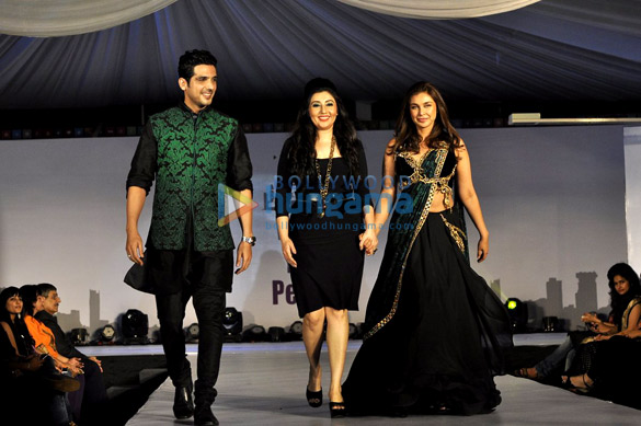 zayed khan lisa ray walk for welingkars tribute fashion show 4