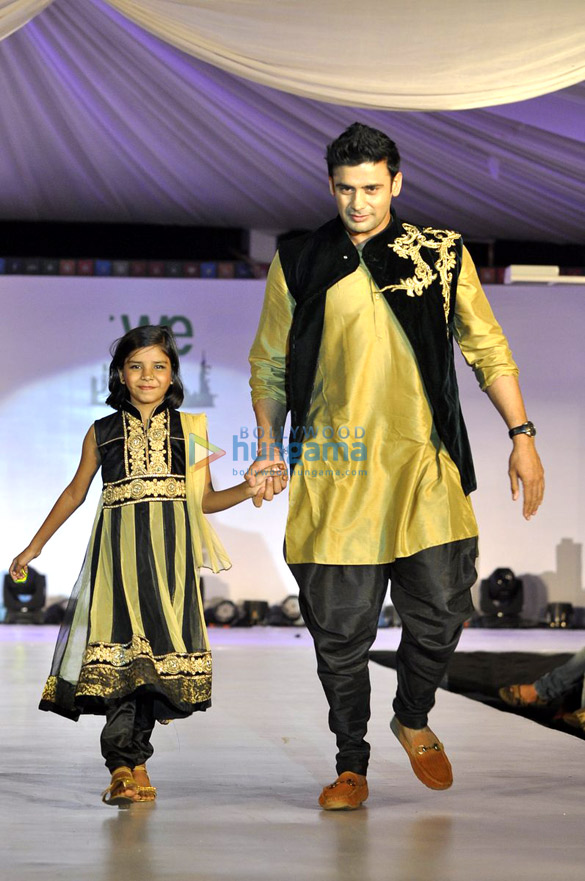 zayed khan lisa ray walk for welingkars tribute fashion show 24
