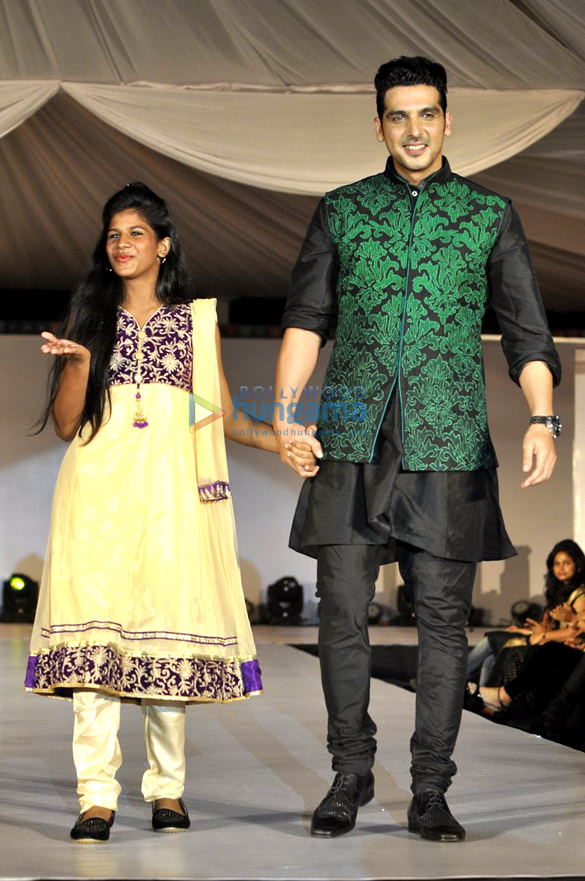 zayed khan lisa ray walk for welingkars tribute fashion show 2