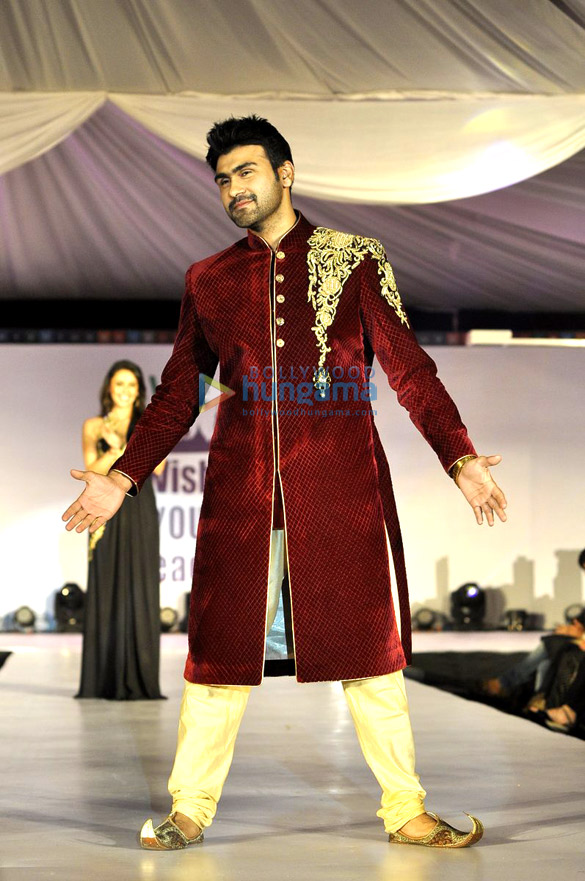 zayed khan lisa ray walk for welingkars tribute fashion show 9