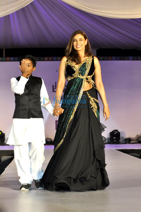zayed khan lisa ray walk for welingkars tribute fashion show 3