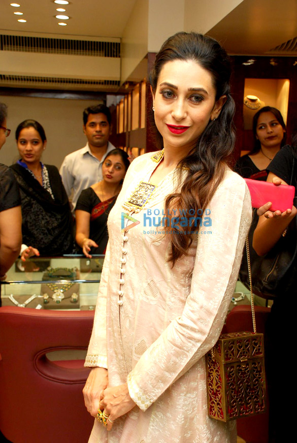 karisma kapoor at notandas jewellers new collection launch 7