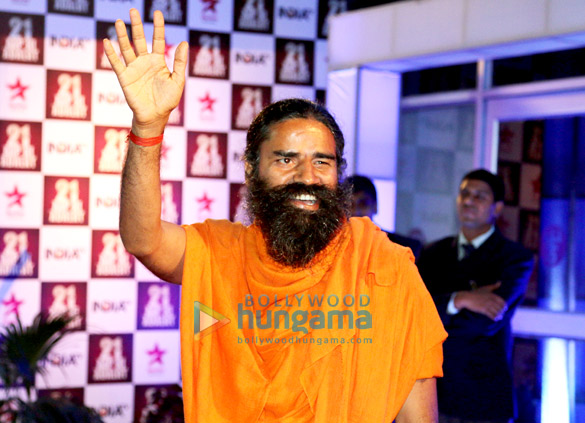 shah rukh khan salman khan aamir khan grace the 21 years of aap ki adalat celebration 24