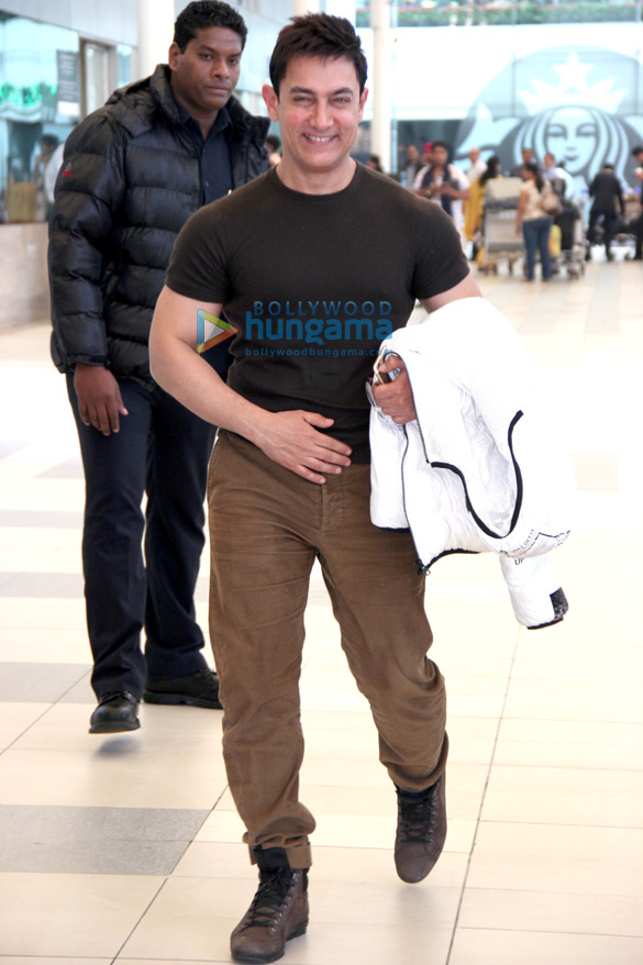aamir khan snapped returning from delhi 2