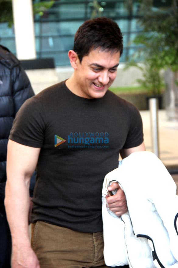 aamir khan snapped returning from delhi 6