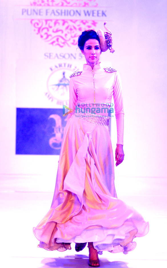aditi govitrikar walks for designer amy billimoria at pune fashion week 2014 10