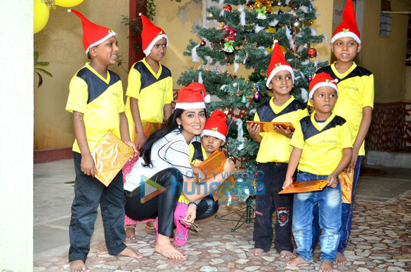 shriya saran celebrates christmas with accesslifes underprivileged kids 6