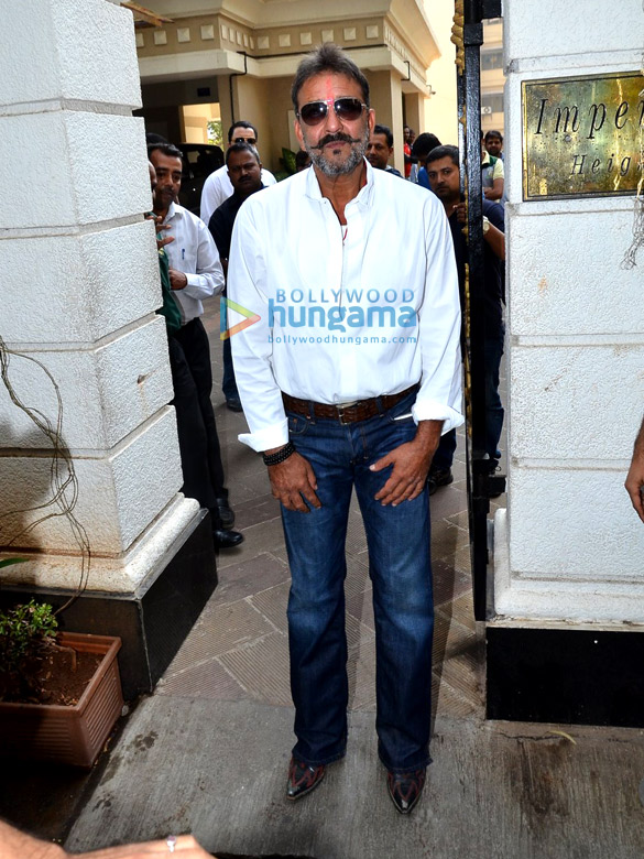 sanjay dutt comes home on parole 3