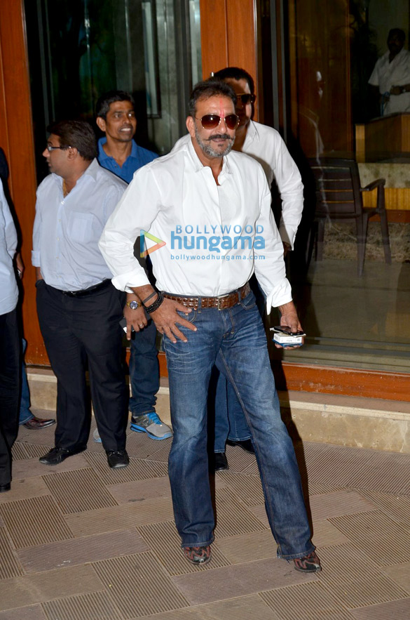 sanjay dutt comes home on parole 5