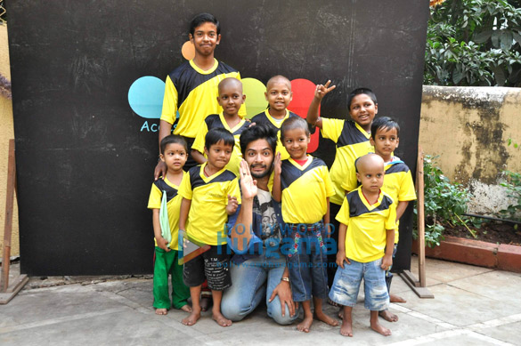 ali fazal celebrates christmas with accesslifes underprivileged kids 4