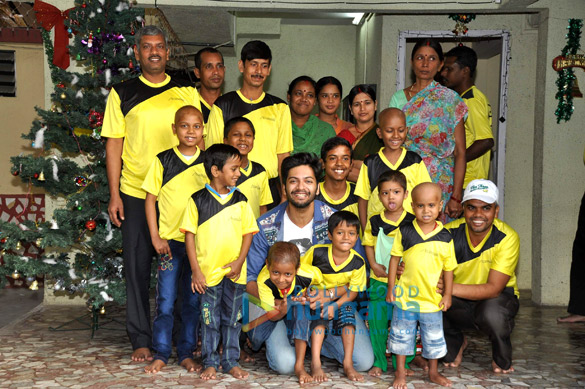 ali fazal celebrates christmas with accesslifes underprivileged kids 6