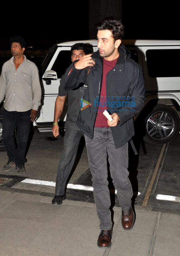 ranbir kapoor ayan mukerji snapped at the international airport 4