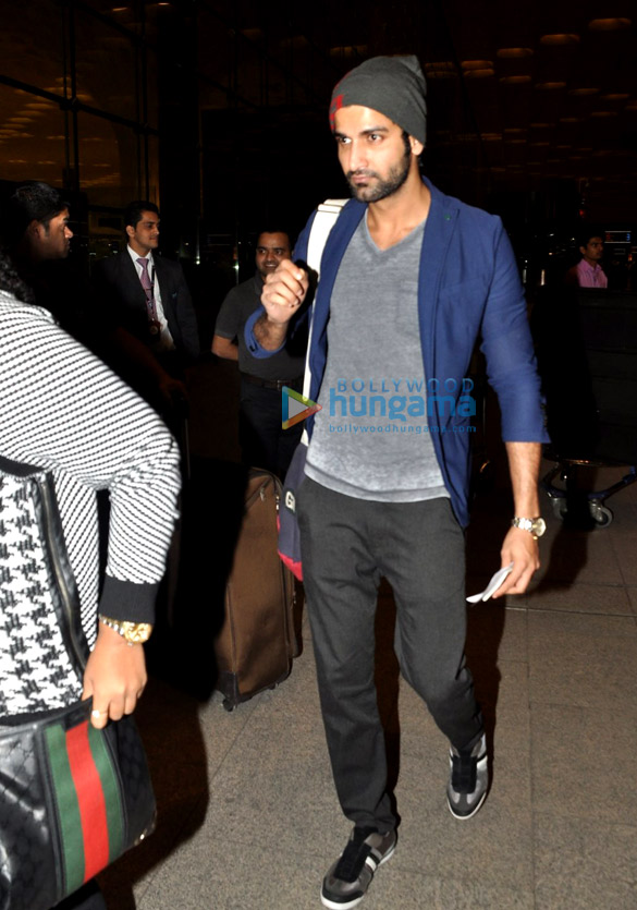 ranbir kapoor ayan mukerji snapped at the international airport 8