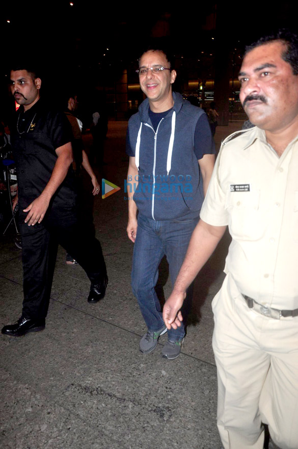 anil kapoor anupam kher vidhu vinod chopra snapped at the airport 4