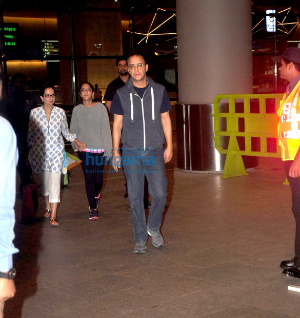 anil kapoor anupam kher vidhu vinod chopra snapped at the airport 6