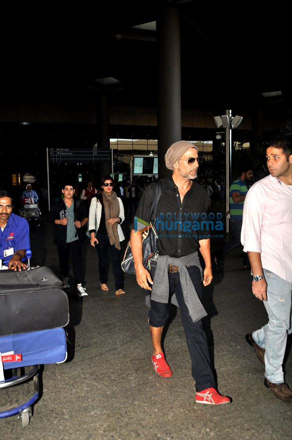 akshay kumar snapped with his family at the airport 5