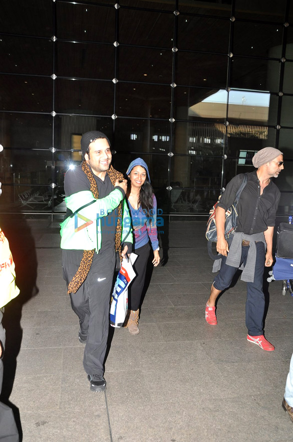 akshay kumar snapped with his family at the airport 9