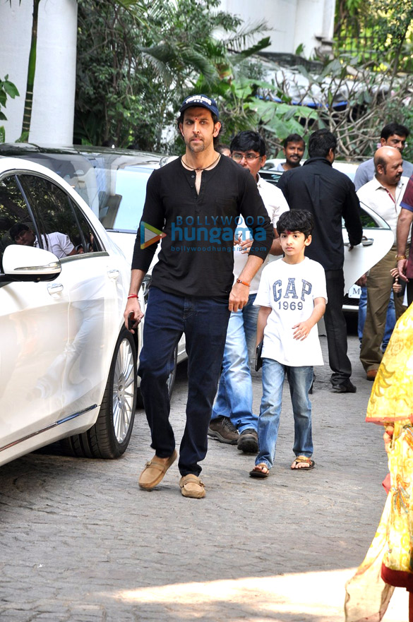 hrithik roshan celebrates birthday with family with a puja at his new residence 5