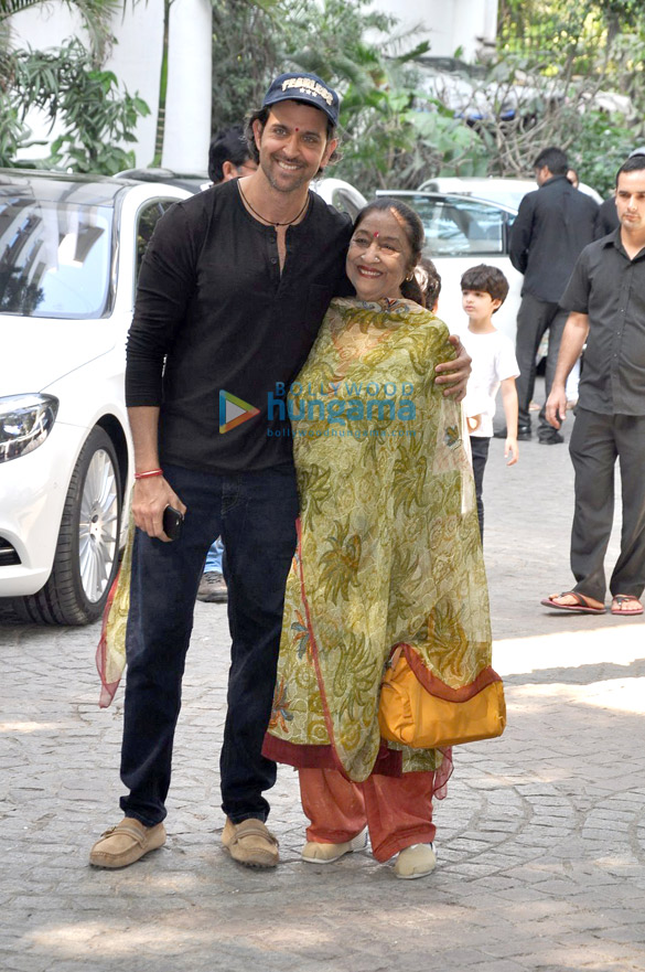 hrithik roshan celebrates birthday with family with a puja at his new residence 4