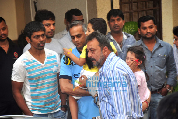 sanjay dutt bids goodbye to his family 8
