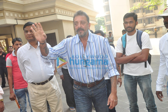 sanjay dutt bids goodbye to his family 4