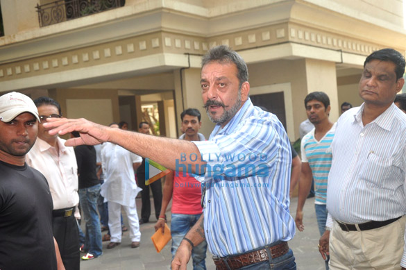 sanjay dutt bids goodbye to his family 5