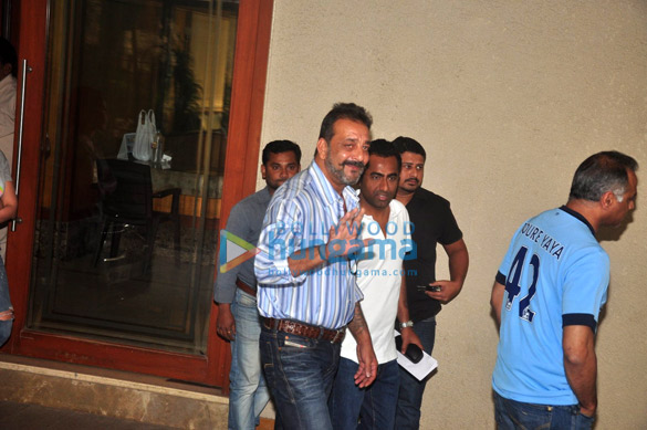 sanjay dutt bids goodbye to his family 2