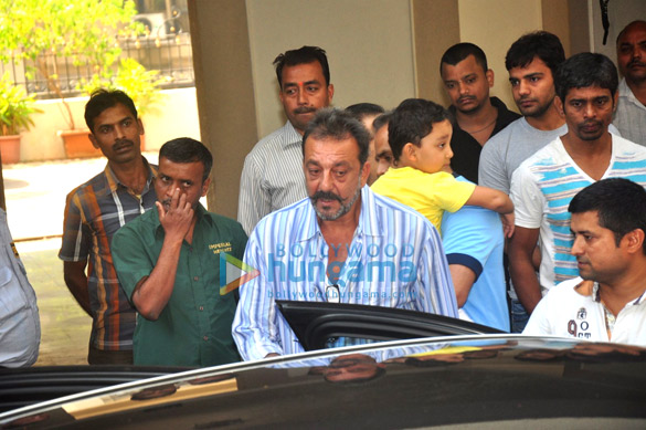 sanjay dutt bids goodbye to his family 9