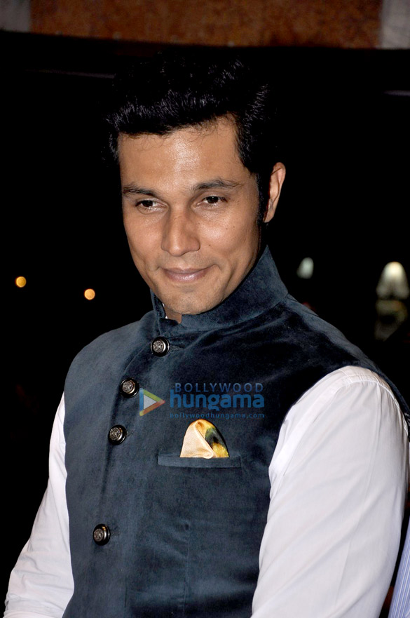 randeep hooda inaugurates an art exhibition 7