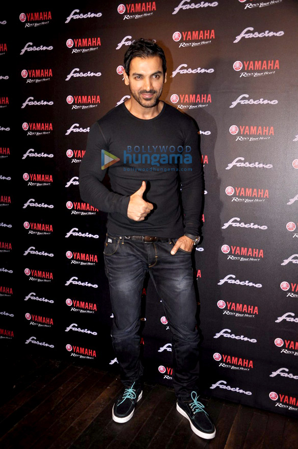 john abraham launches yamaha fascino calendar 2015 7