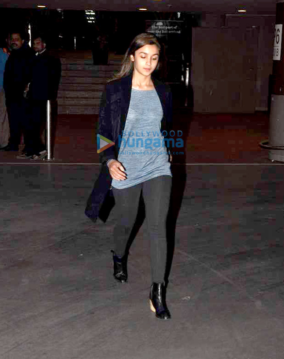 alia bhatt snapped at the international airport 3