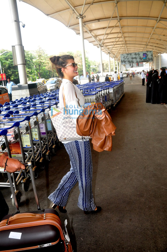 jacqueline fernandez snapped at the airport 8