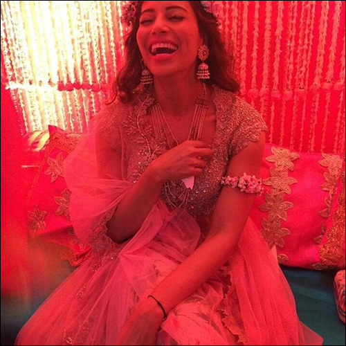 check out bipasha basu karan singh grover at their mehendi ceremony 4